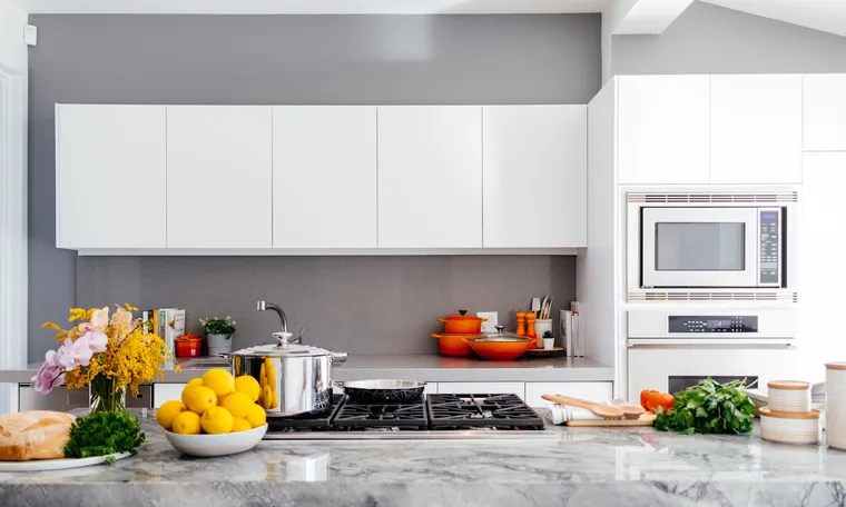 Quartz countertop with gas cooktop